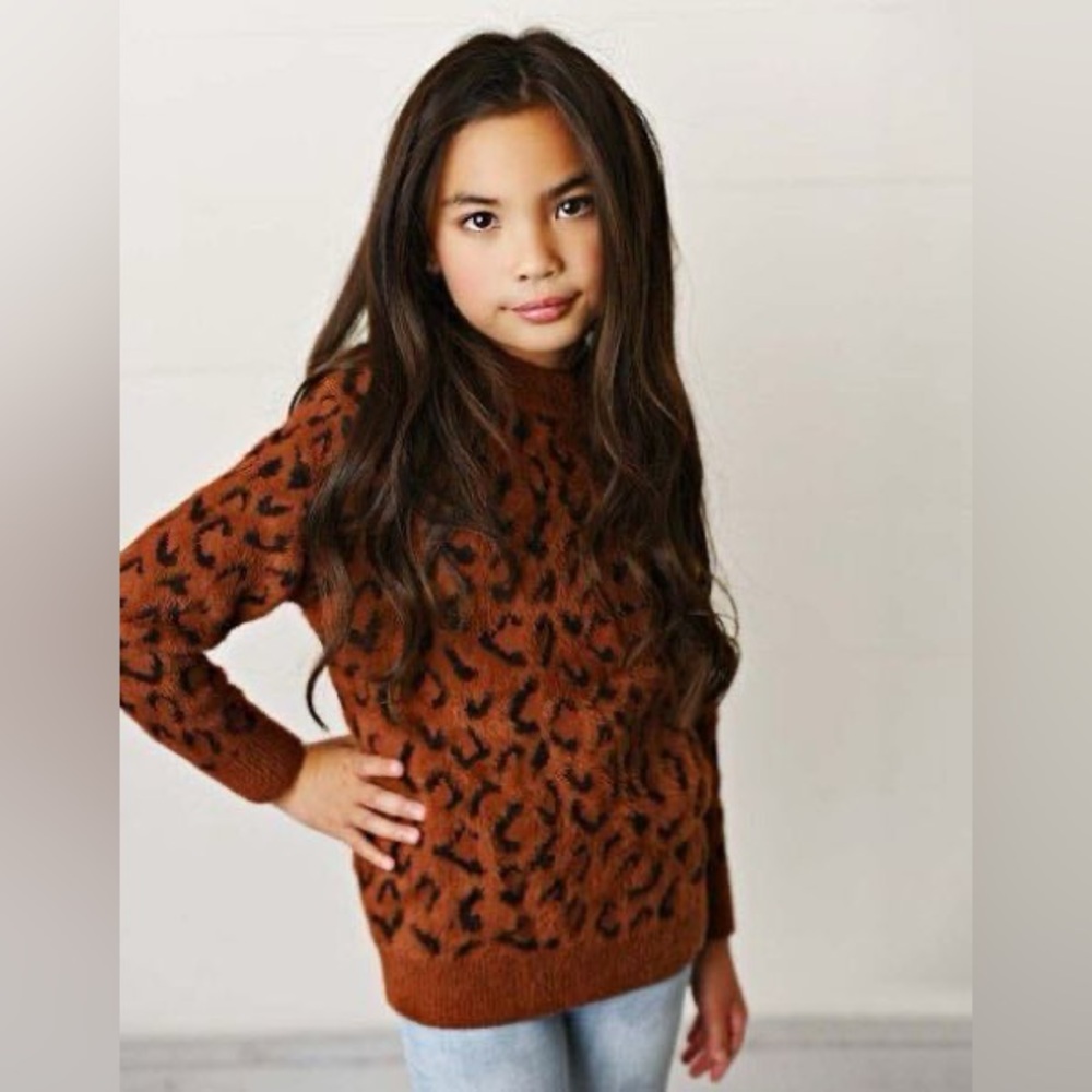 Adorable Sweetness Rust Leopard Sweater 🐆
Girls Size 7